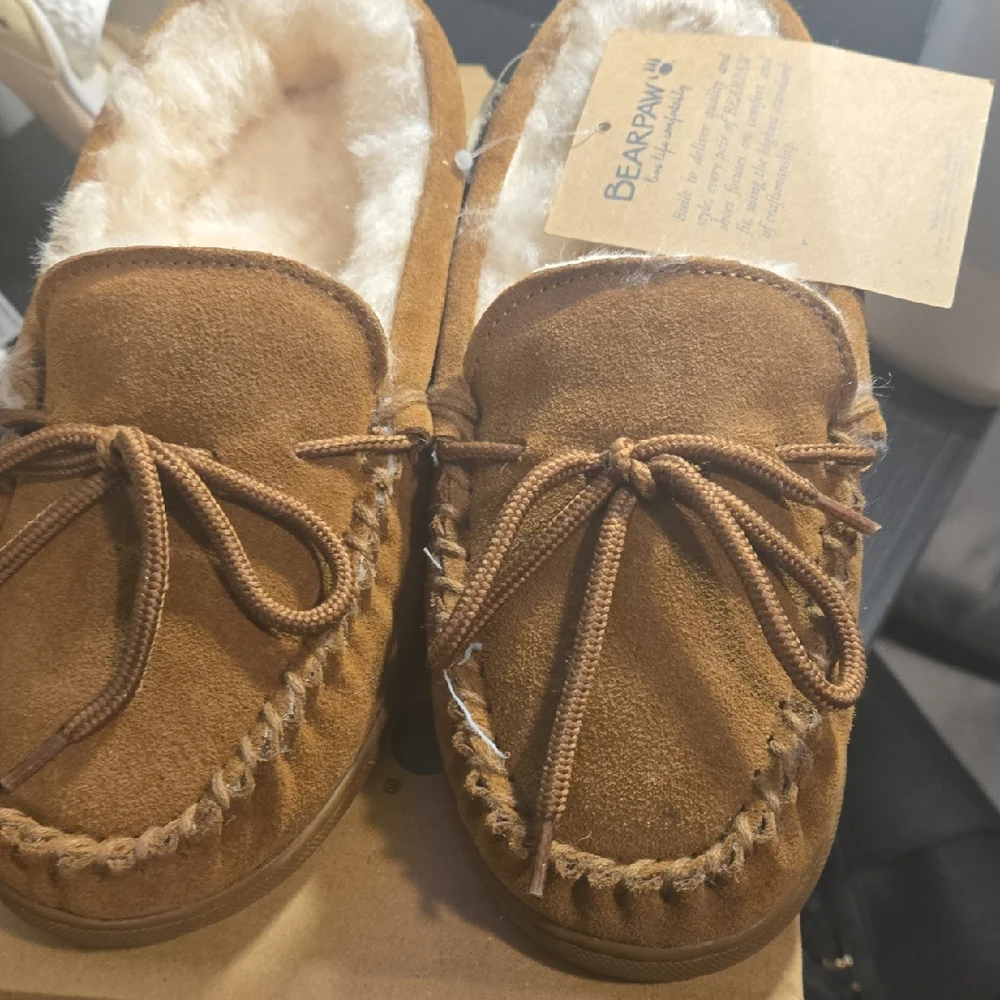 Nwt- BearPaw Chestnut Brown Shearling Moccasin Slippers Size 6 - Picture 1 of 2